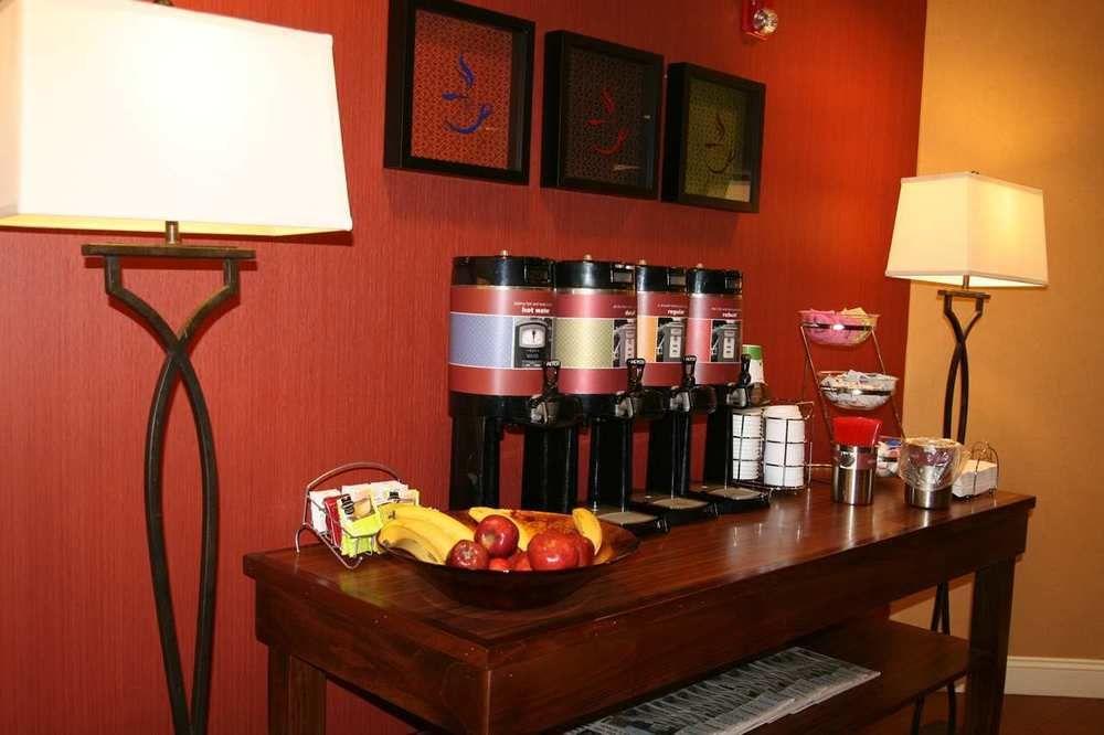 Hampton Inn & Suites Латроп Экстерьер фото