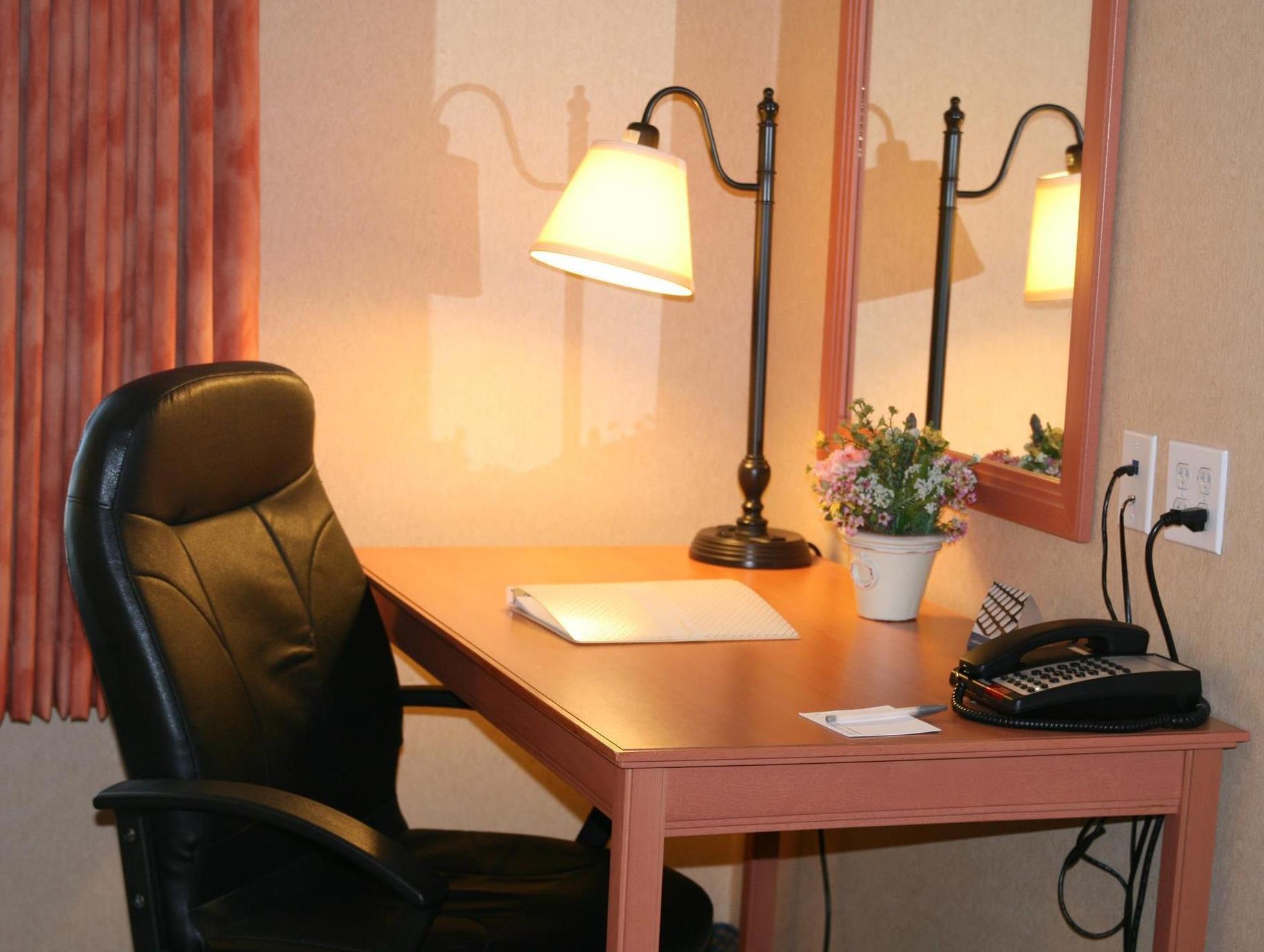 Hampton Inn & Suites Латроп Экстерьер фото