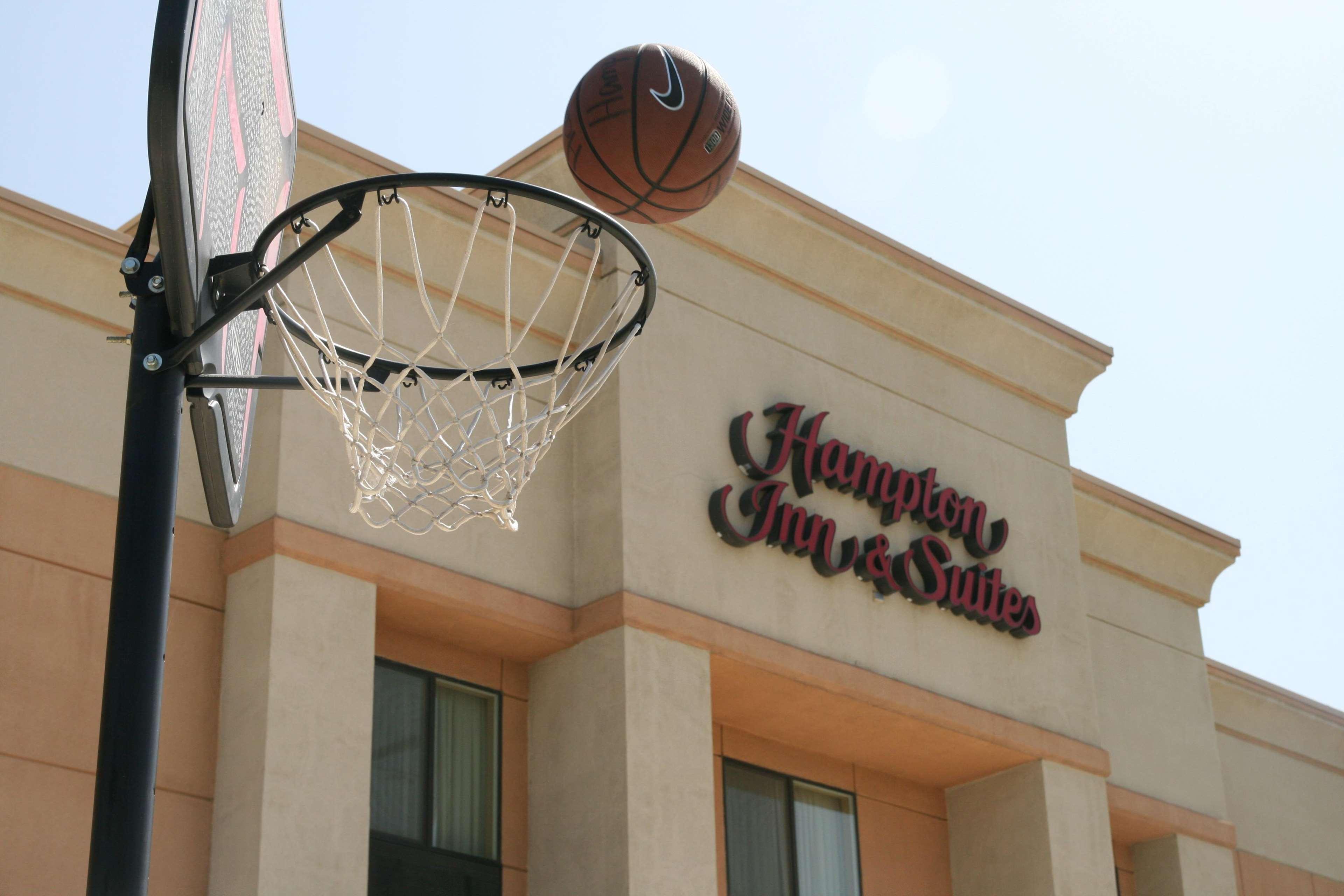 Hampton Inn & Suites Латроп Экстерьер фото