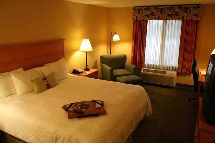 Hampton Inn & Suites Латроп Экстерьер фото