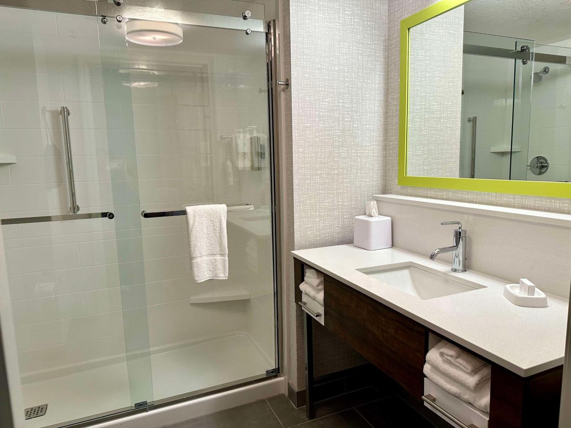 Hampton Inn & Suites Латроп Экстерьер фото