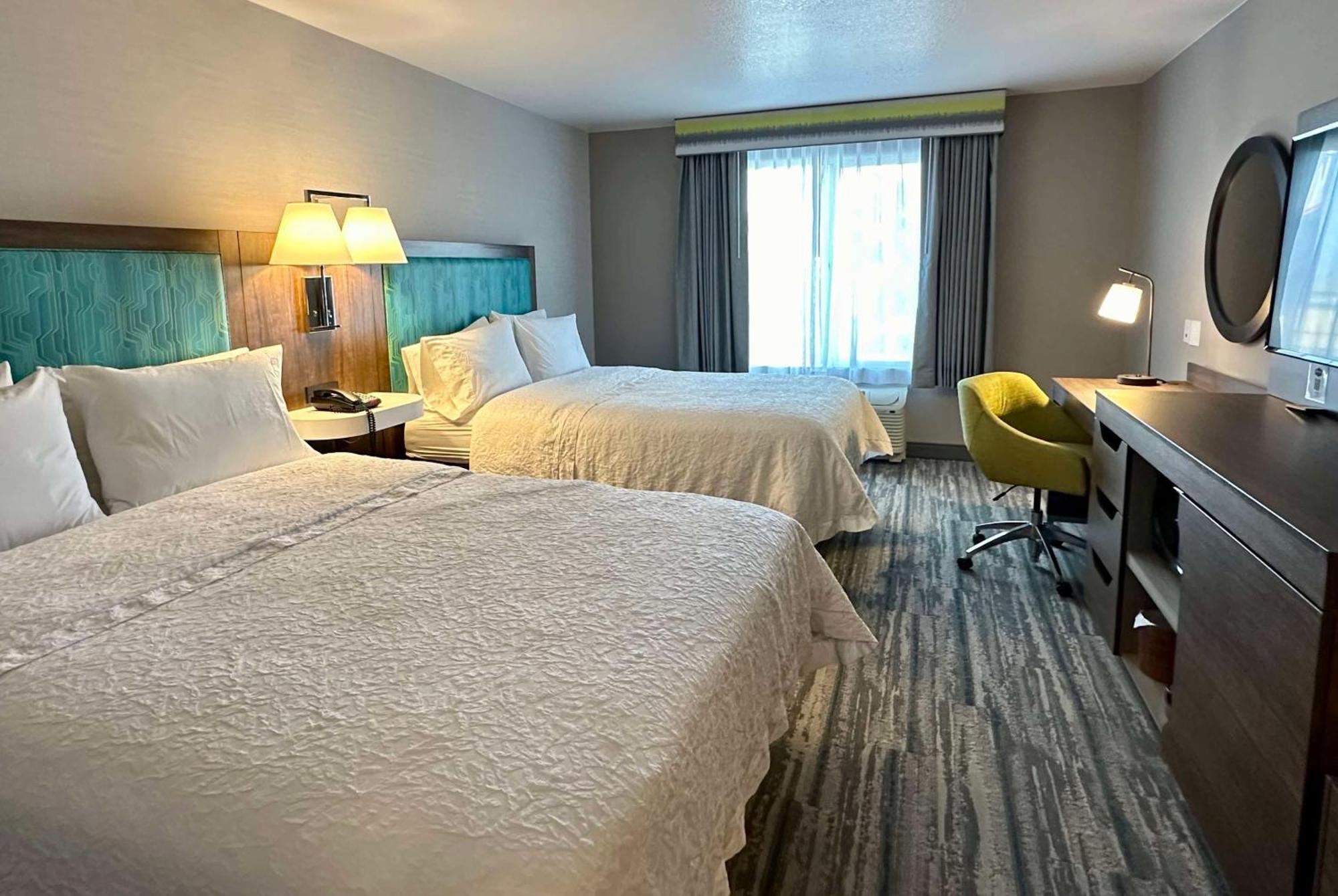 Hampton Inn & Suites Латроп Экстерьер фото