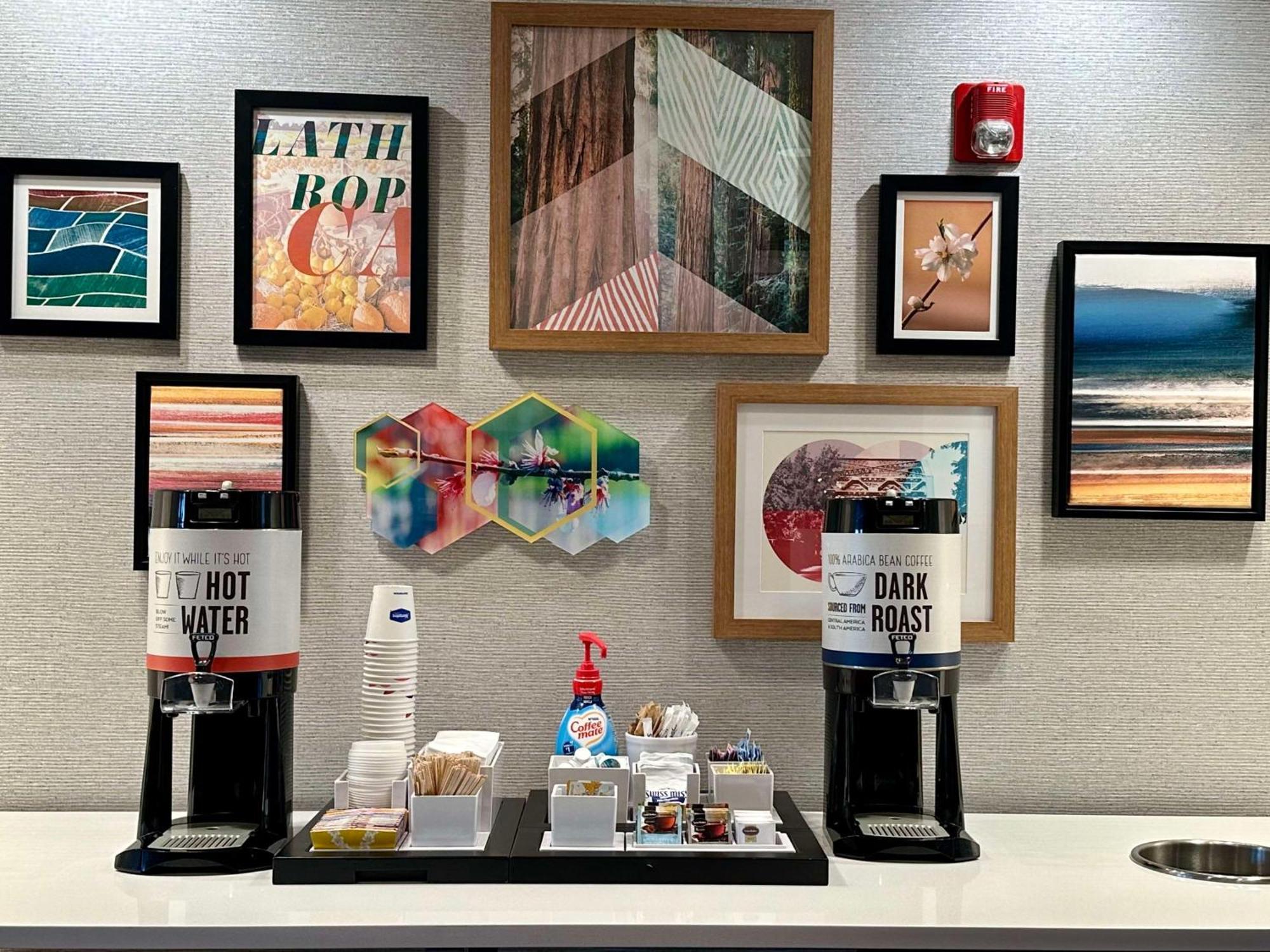 Hampton Inn & Suites Латроп Экстерьер фото