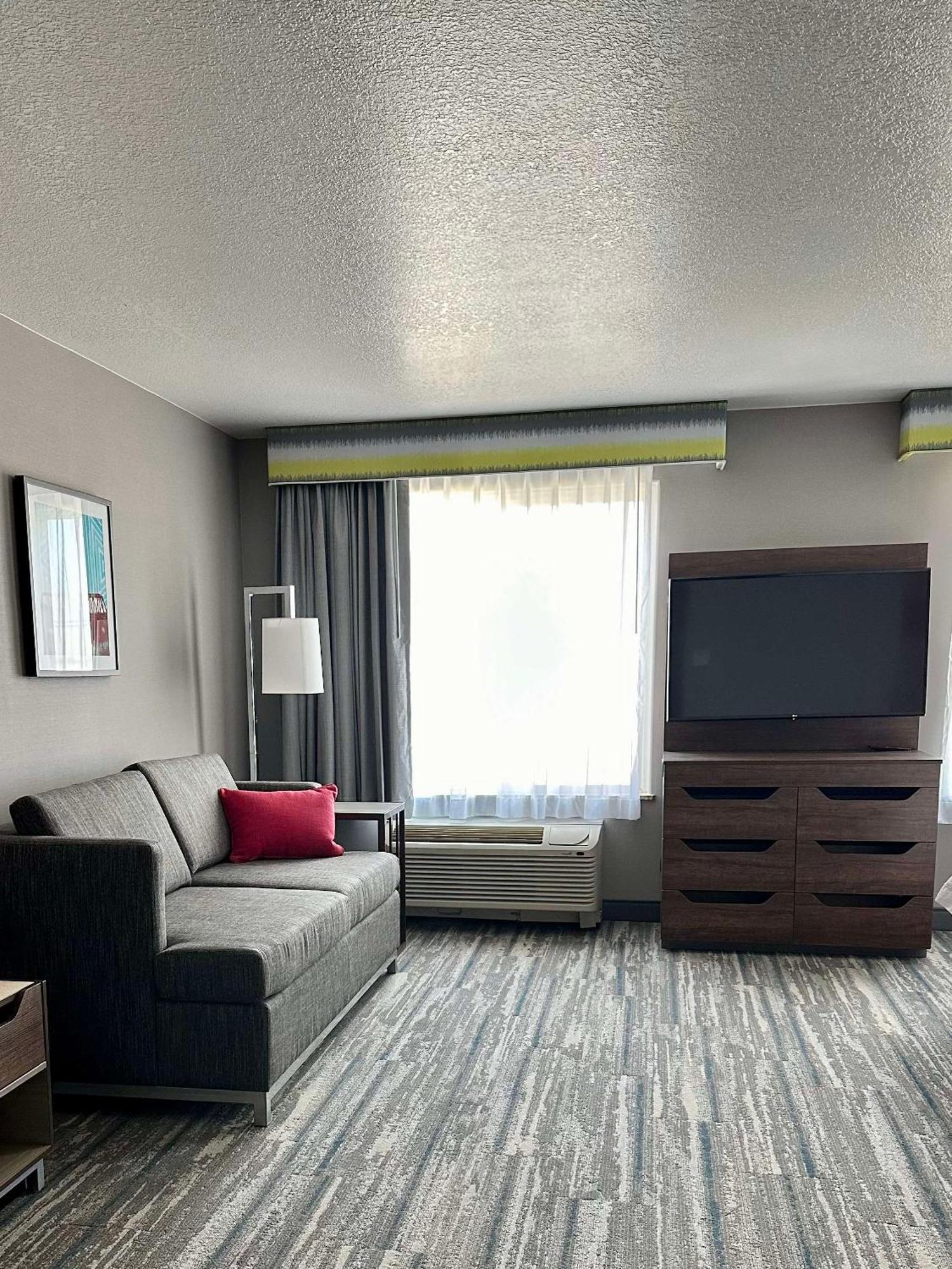 Hampton Inn & Suites Латроп Экстерьер фото