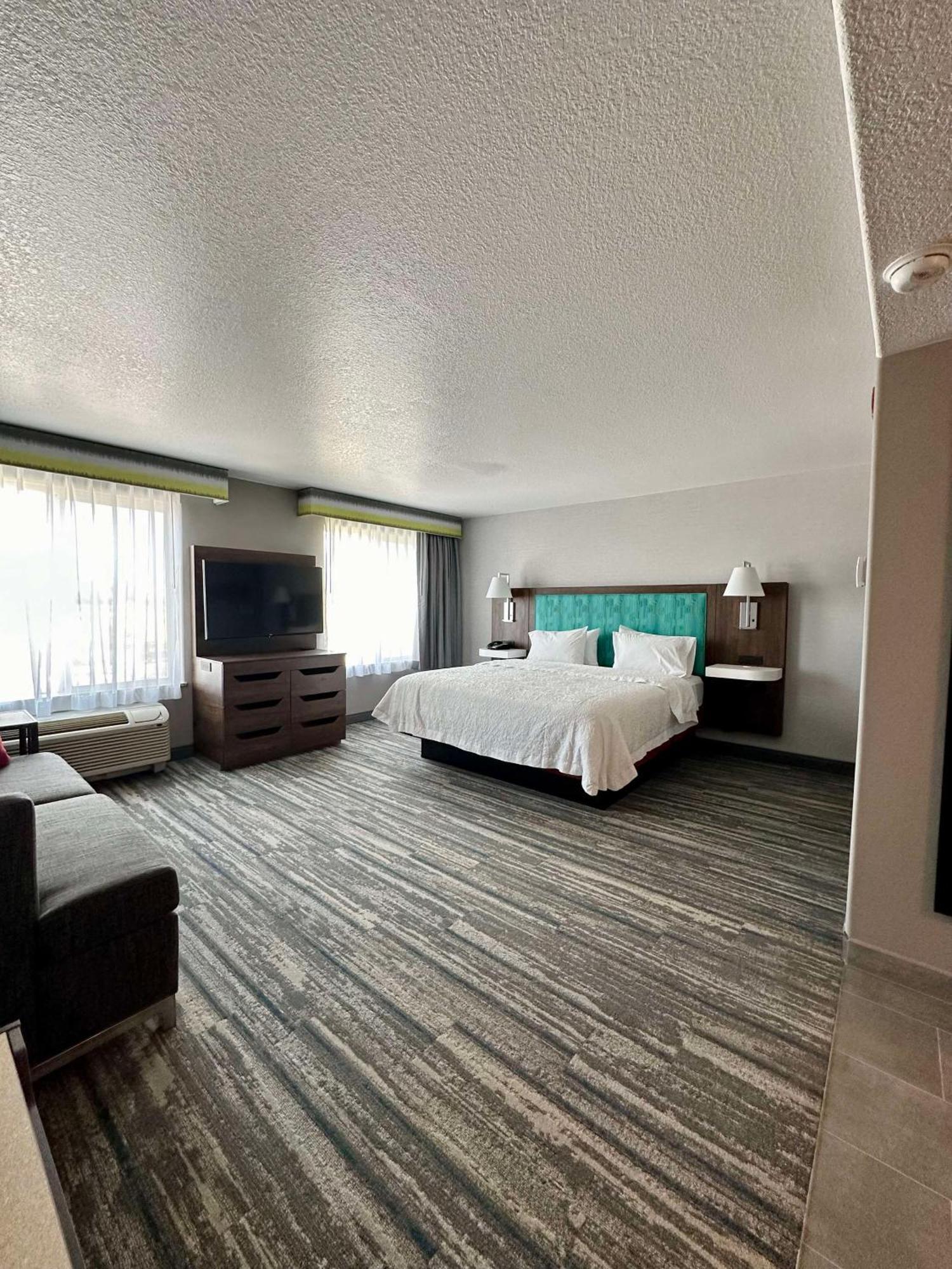 Hampton Inn & Suites Латроп Экстерьер фото