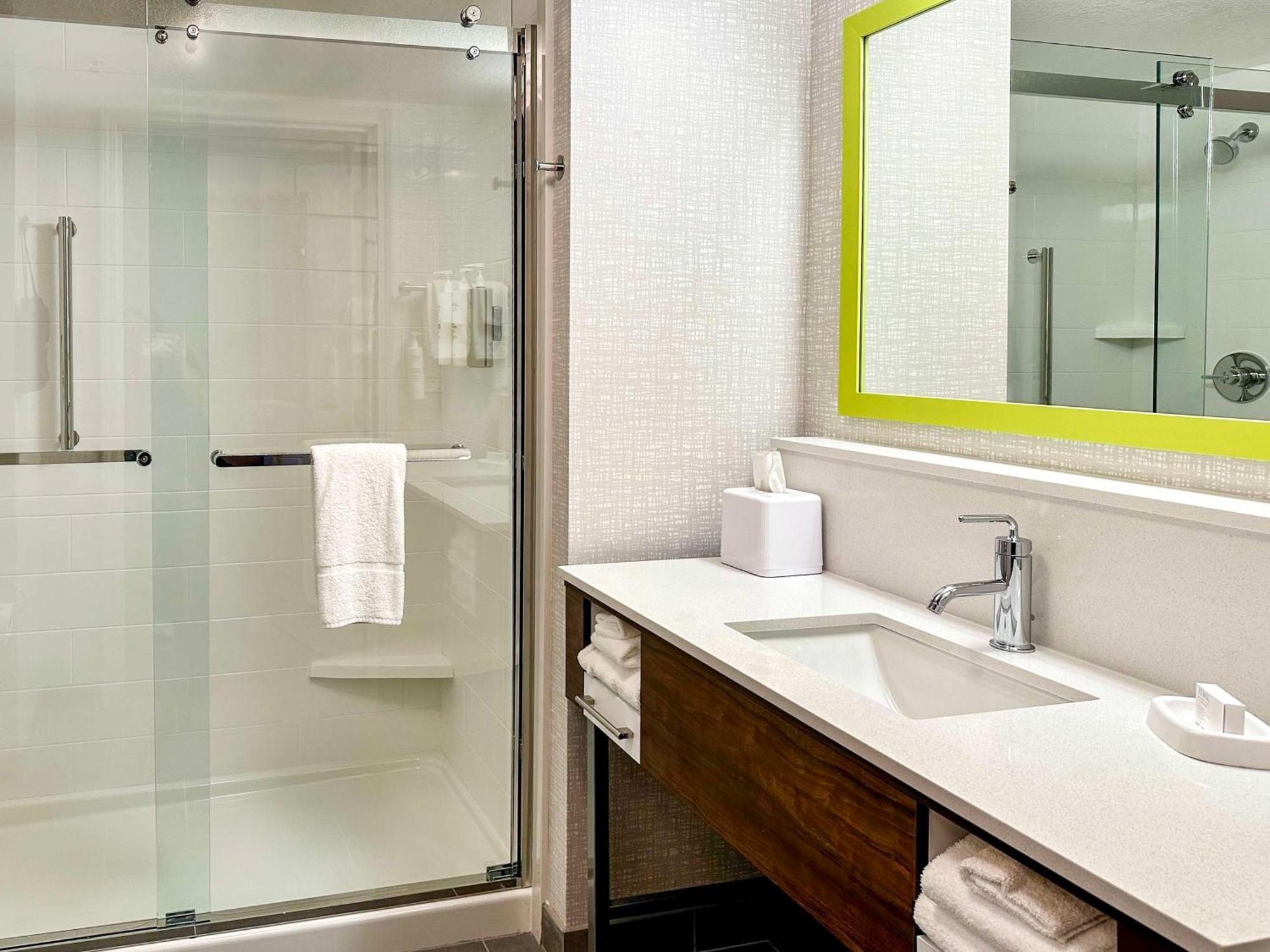 Hampton Inn & Suites Латроп Экстерьер фото