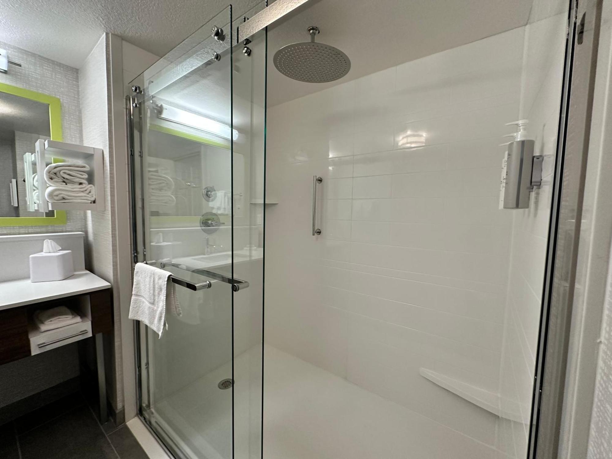 Hampton Inn & Suites Латроп Экстерьер фото
