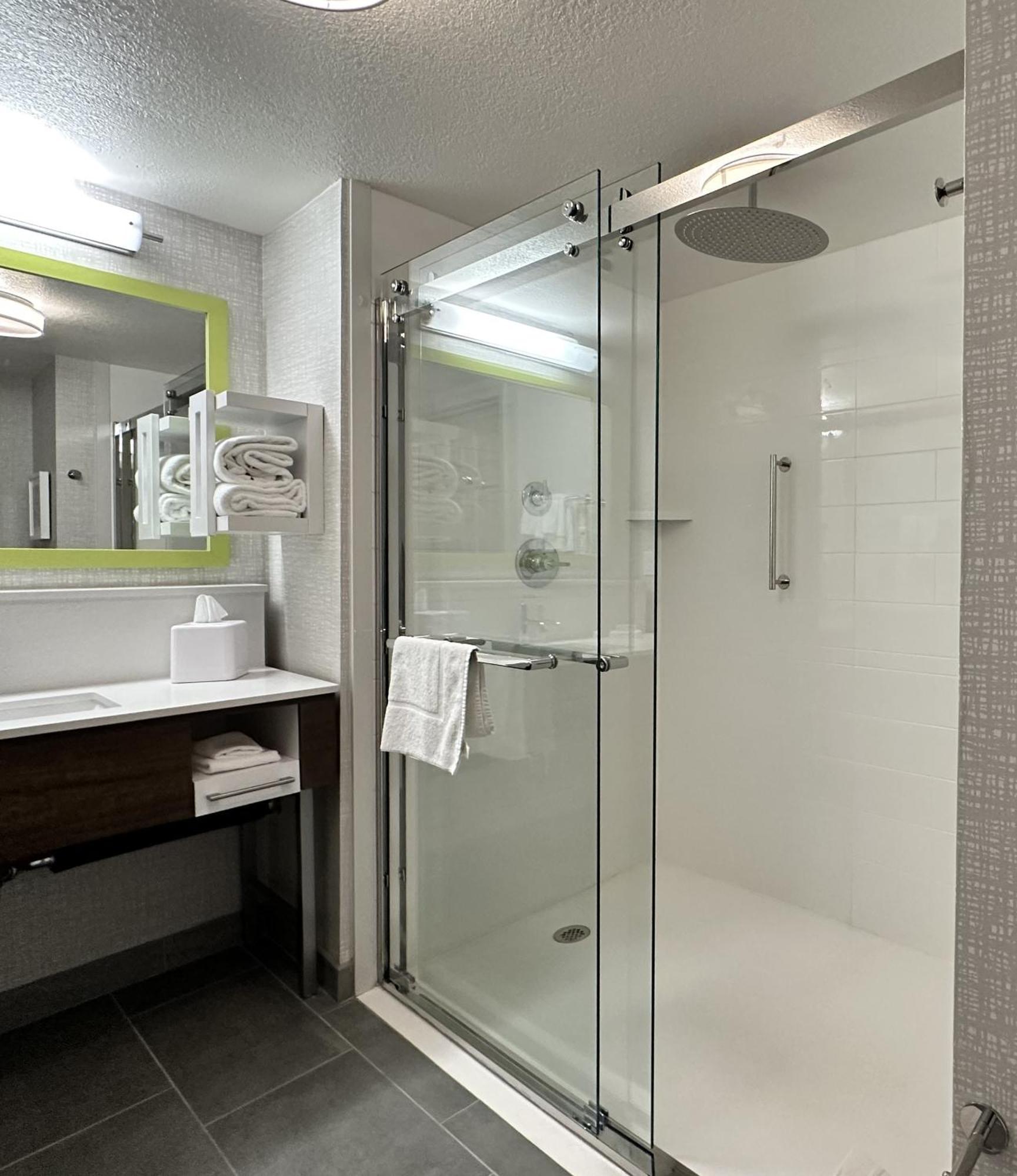 Hampton Inn & Suites Латроп Экстерьер фото