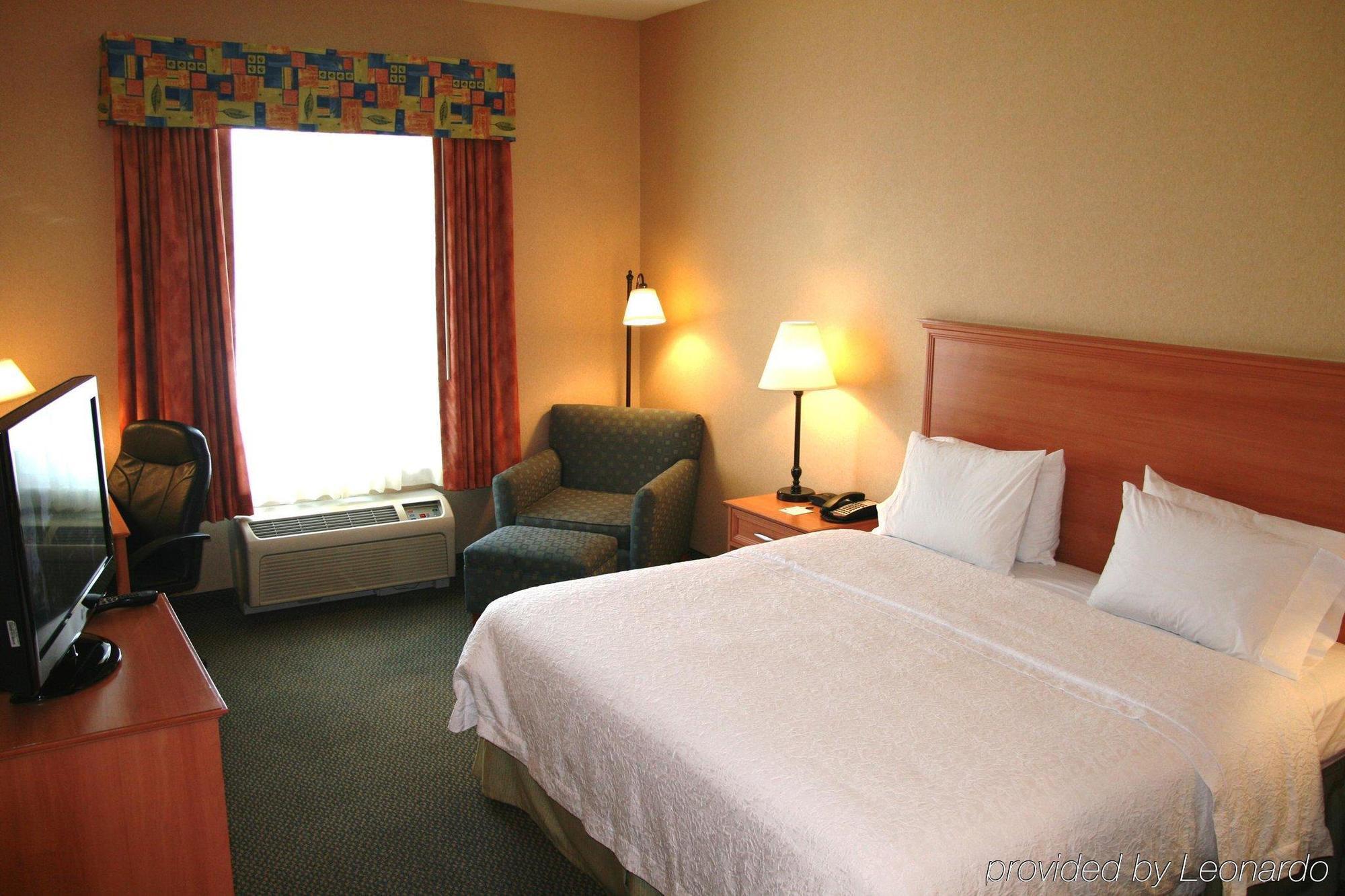 Hampton Inn & Suites Латроп Экстерьер фото