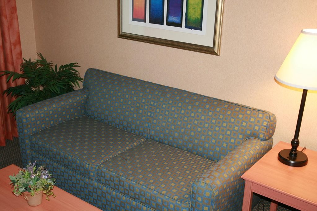 Hampton Inn & Suites Латроп Номер фото
