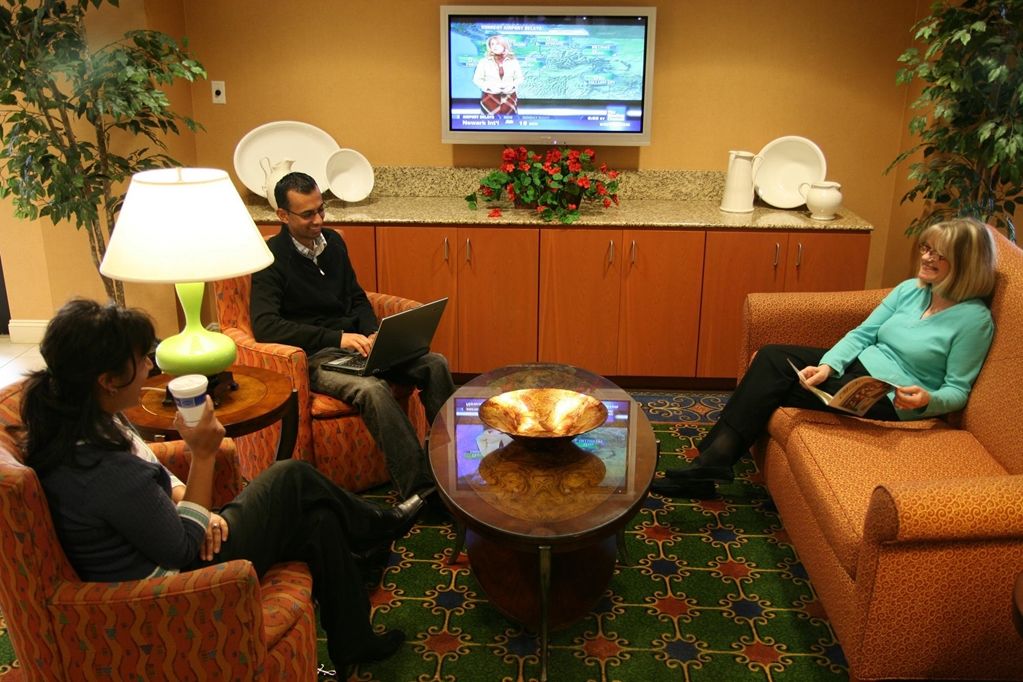 Hampton Inn & Suites Латроп Интерьер фото