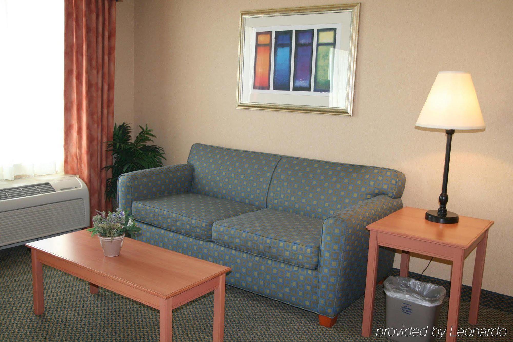 Hampton Inn & Suites Латроп Экстерьер фото