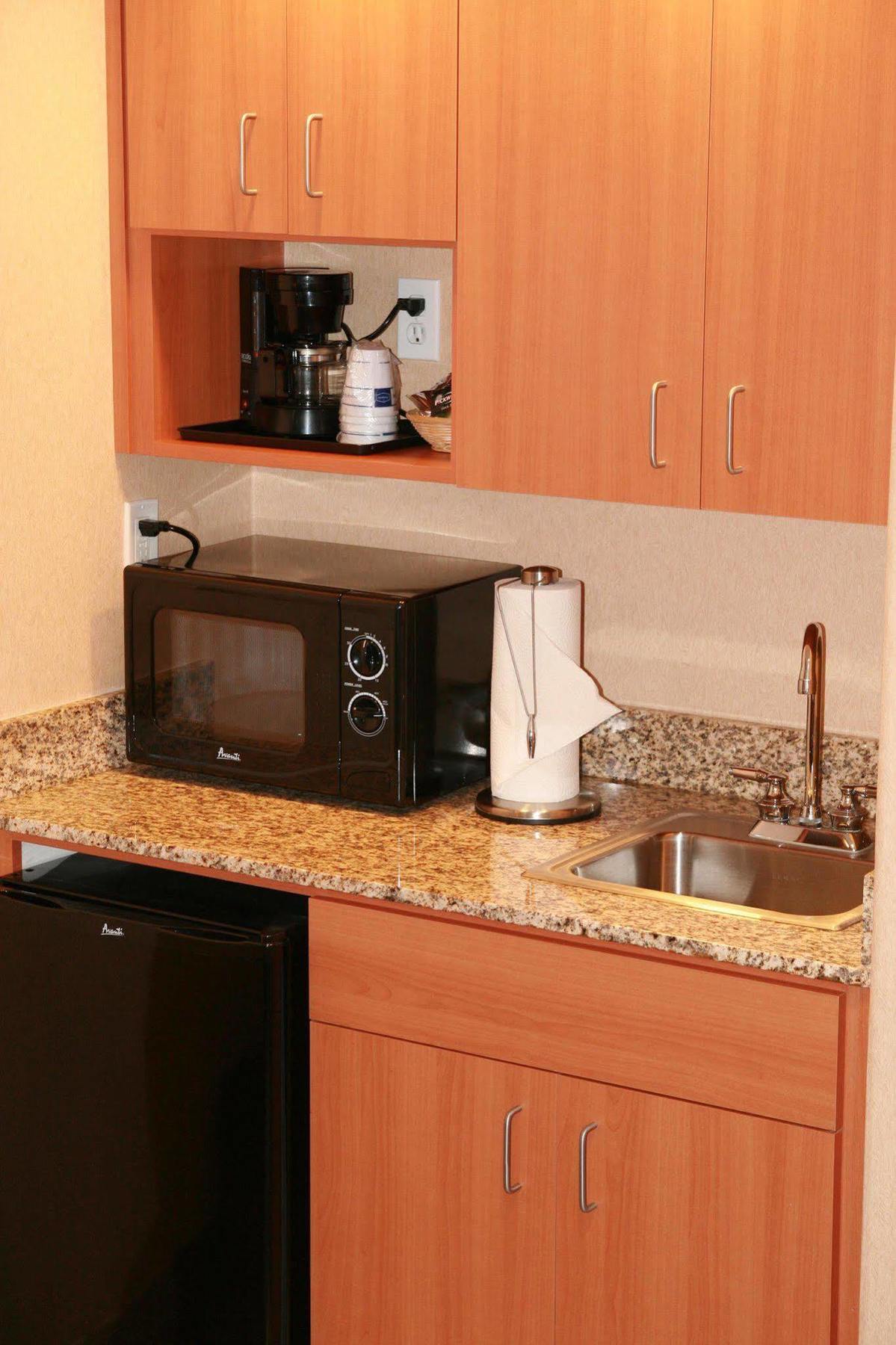 Hampton Inn & Suites Латроп Номер фото