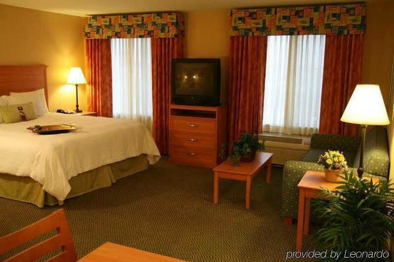 Hampton Inn & Suites Латроп Экстерьер фото